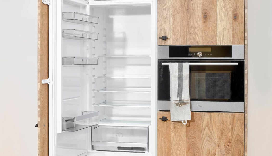 Moderne houten keuken, koelkast