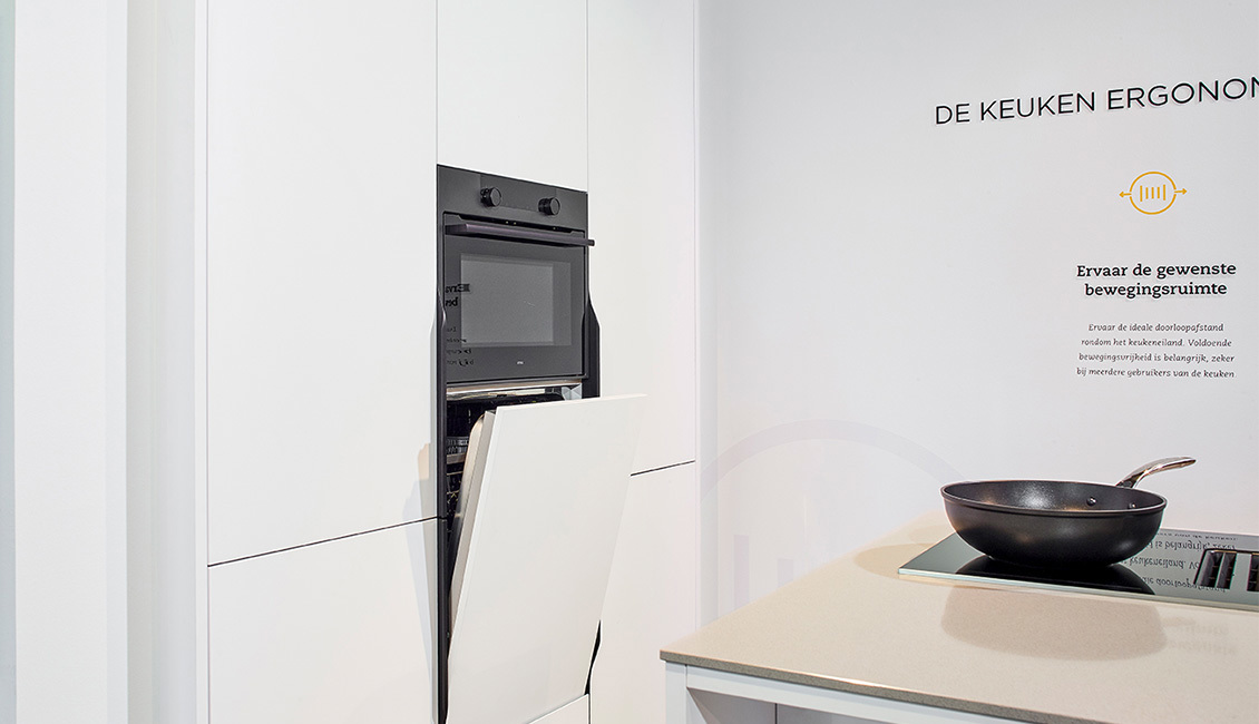 Ergonomische keuken met wit keukeneiland, houten details en een strak ontwerp voor optimale functionaliteit.