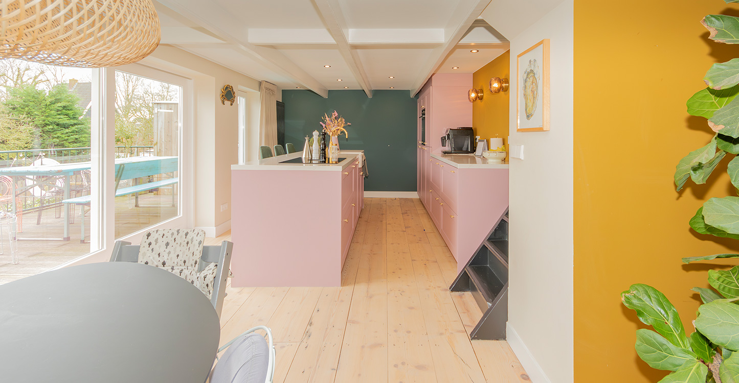 Modern huis met roze keuken en een kookeiland