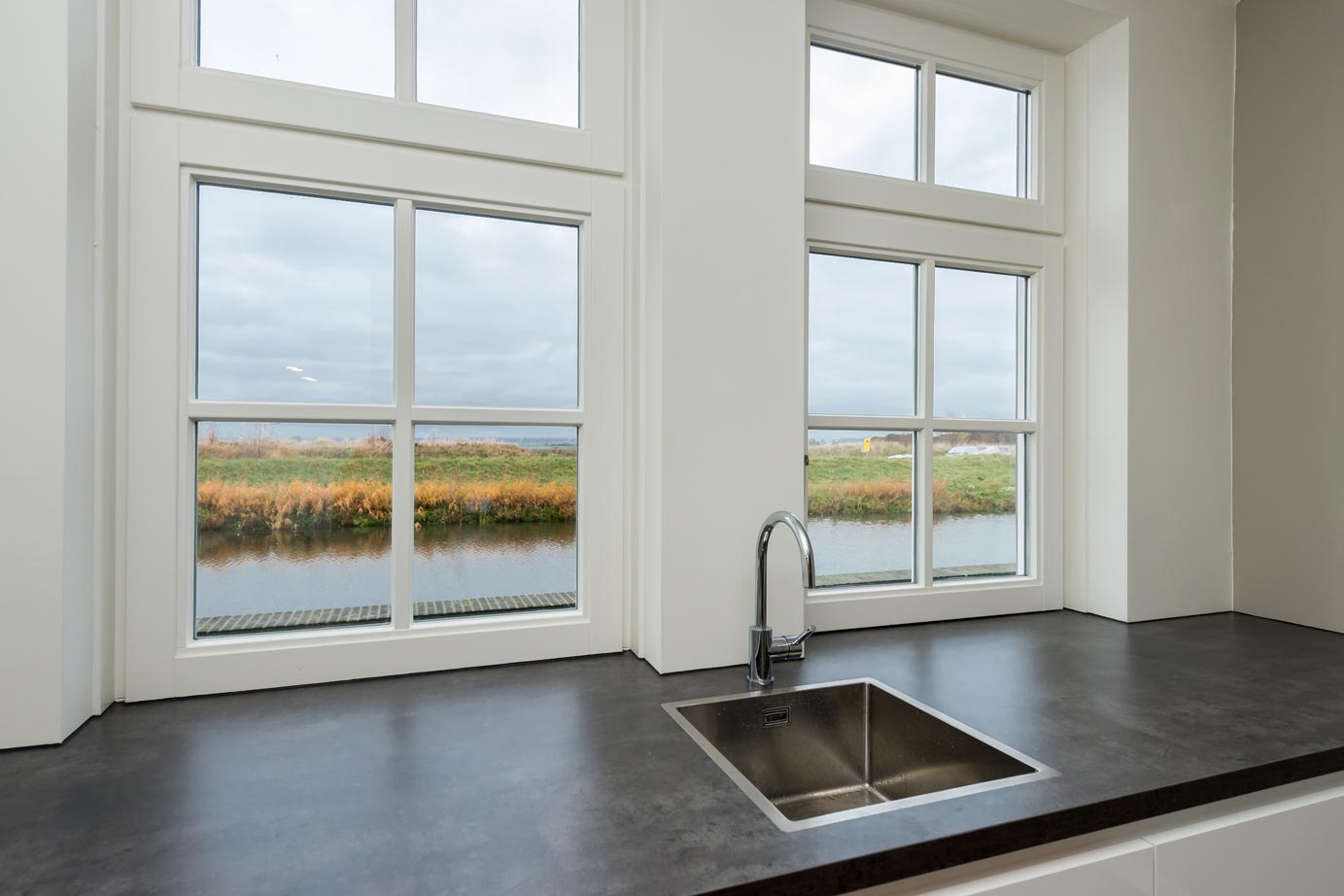 Moderne keuken met enkele spoelbak 