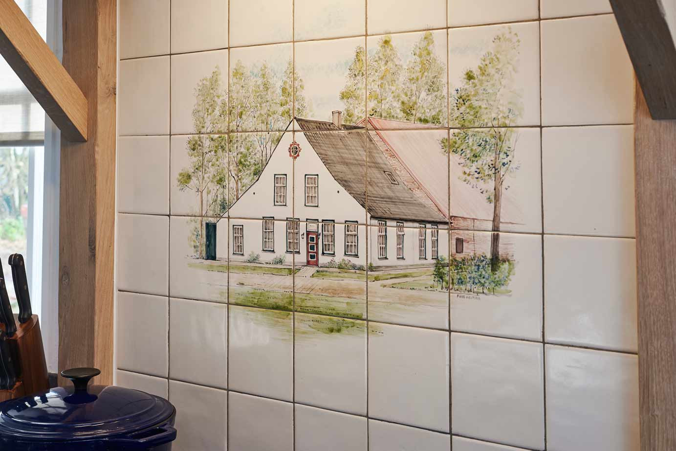 Houten handgemaakte keuken Zeeland met klassieke tegelachterwand