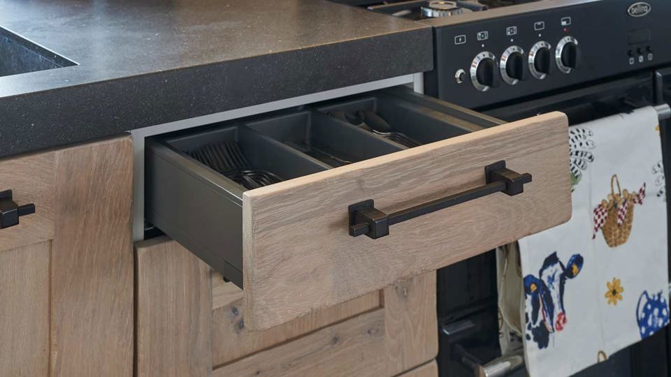 Houten handgemaakte keuken Zeeland met stoere handgreep