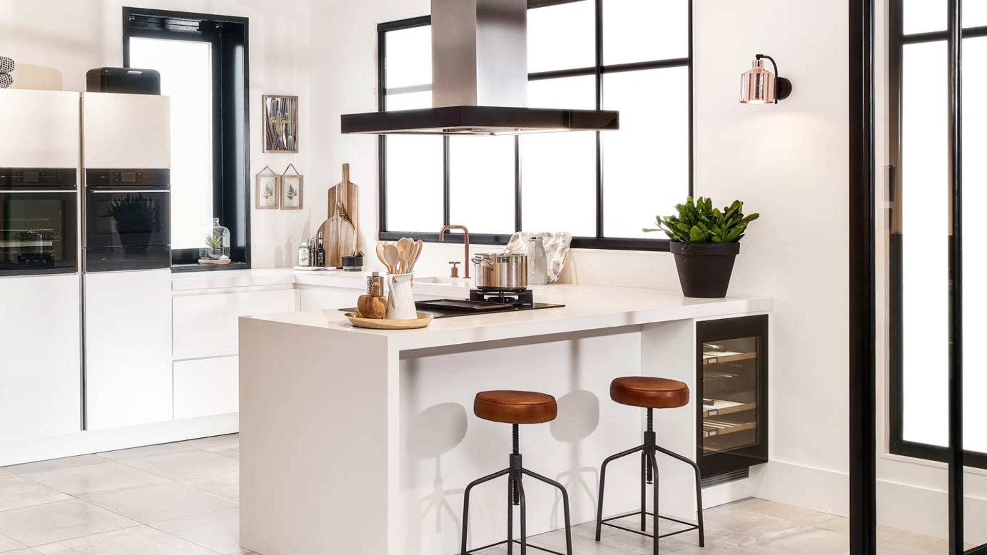 Inspiratie over een moderne greeploze keuken met bar? Lees onze blog!