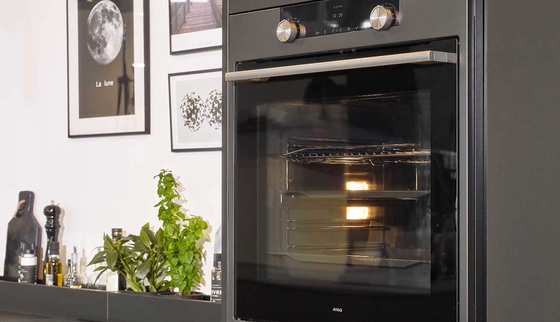 Matzwarte ton-sur-ton keuken met multifunctionele oven van ATAG in antraciet kleur