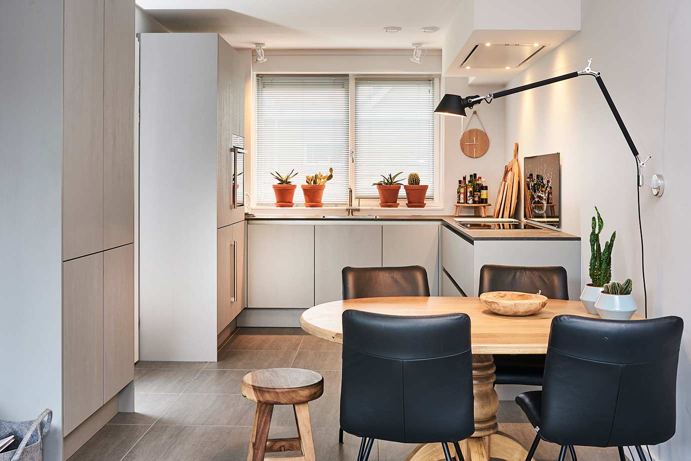 Grijze u keuken in moderne stijl