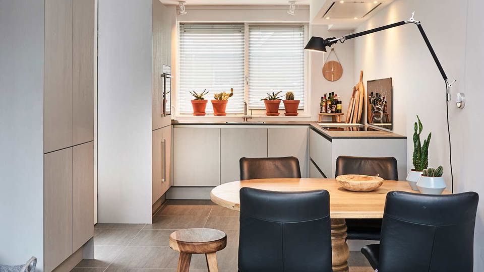 Grijze u keuken in moderne stijl