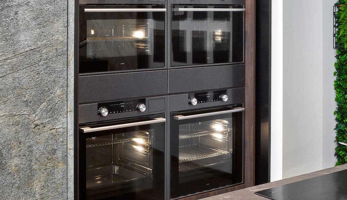 Design eilandkeuken met kastenwand, ovens