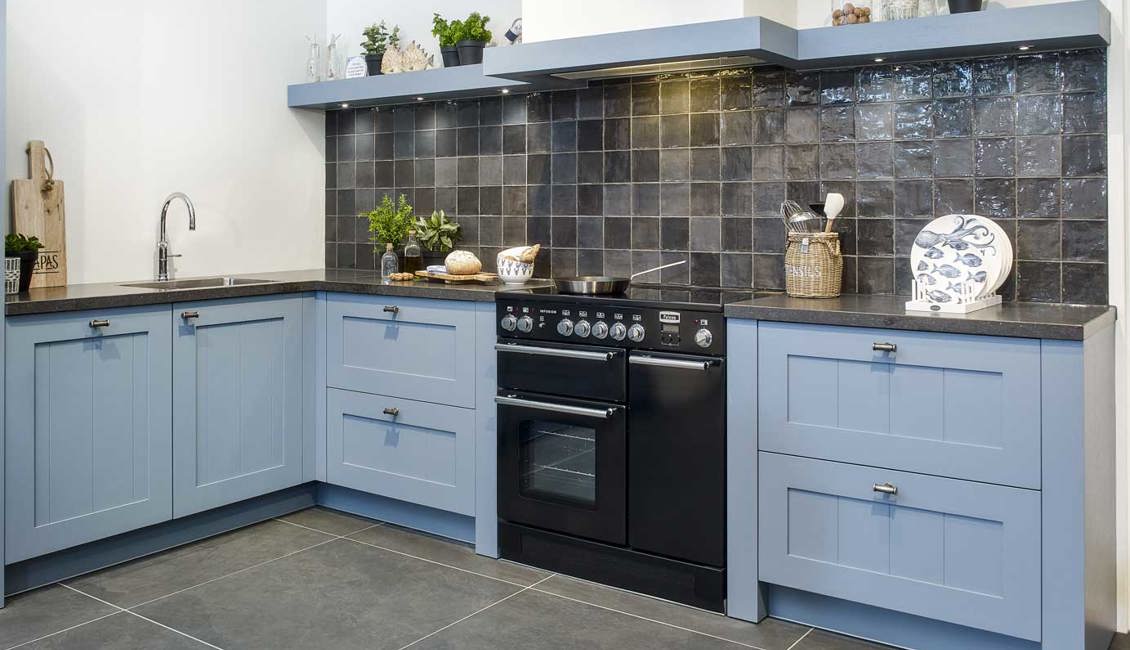 Blauwe keuken hoekopstelling zonder bovenkasten