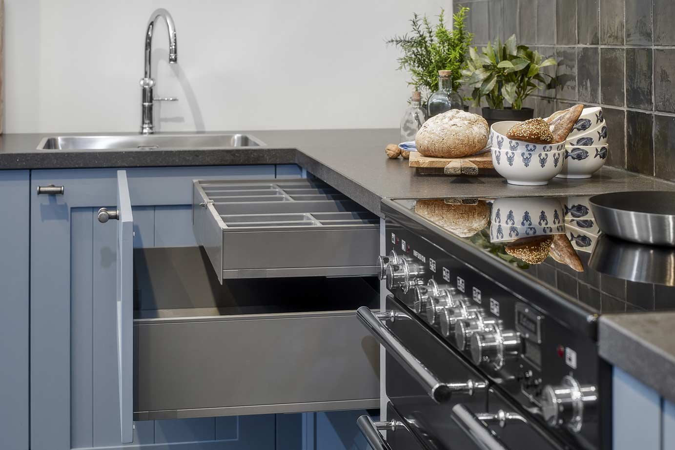 Blauwe keuken met lade en besteklade