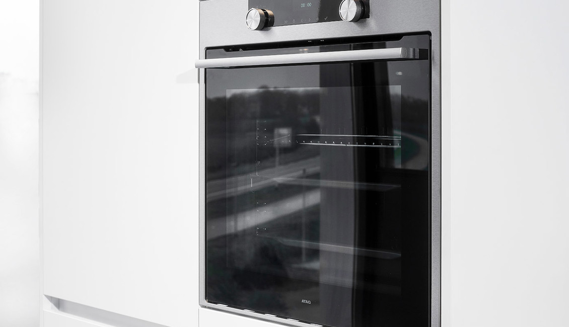 Moderne greeploze keuken, oven