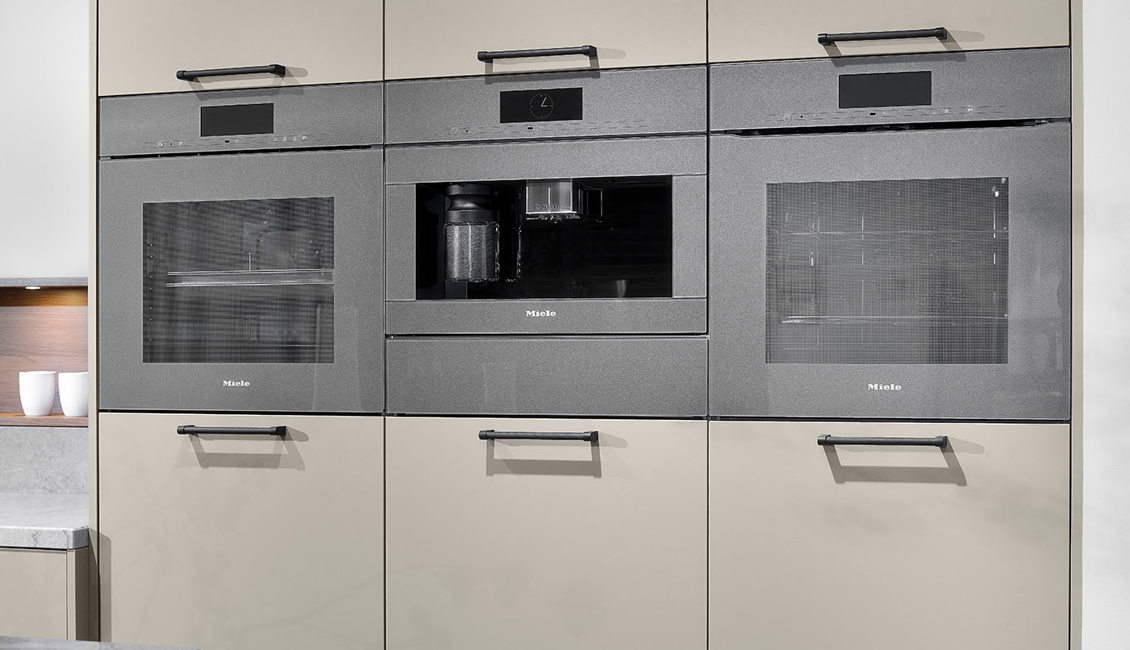 Luxe keuken met kastenwand, oven en koffieautomaat