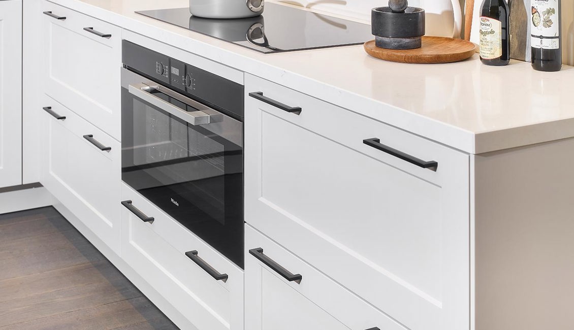 Witte Siematic keuken, oven en handgrepen