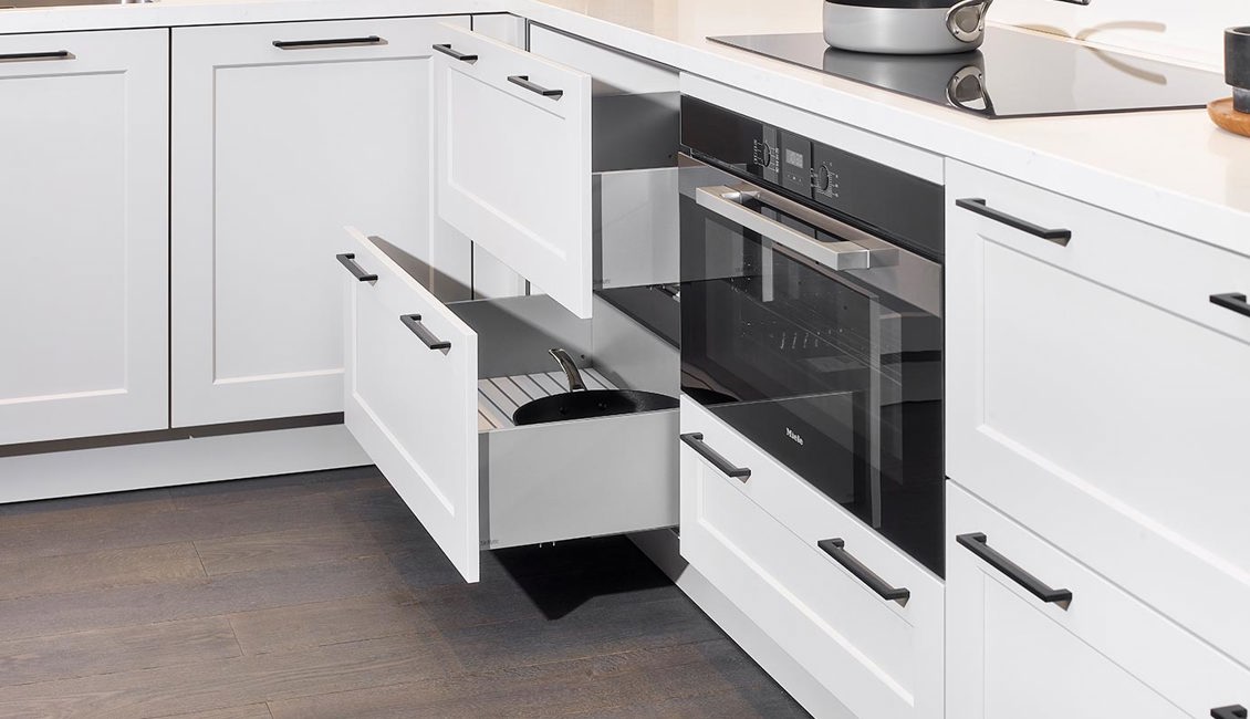 Witte Siematic keuken, brede lades