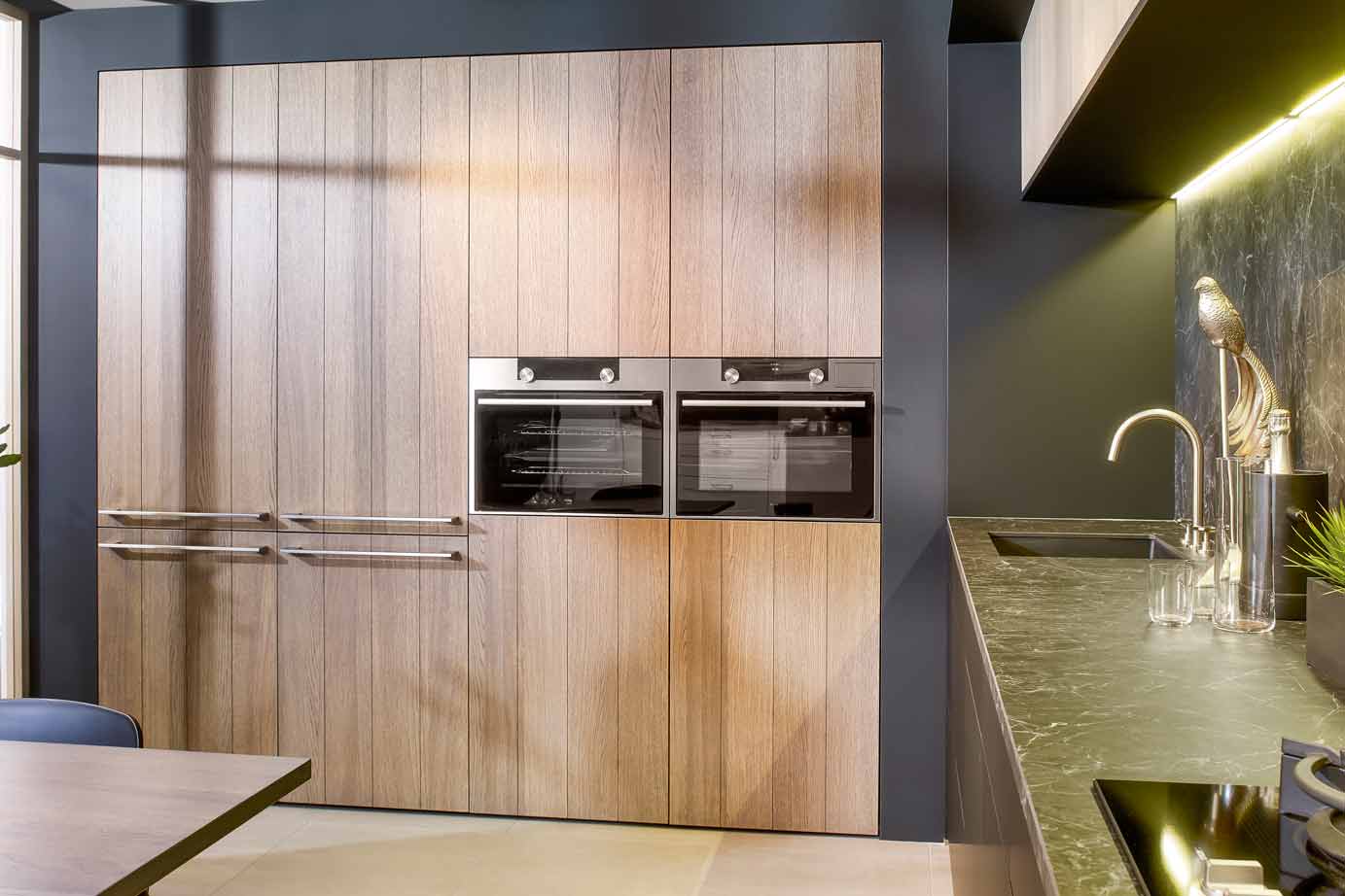 Zwarte keuken met houten kastenwand