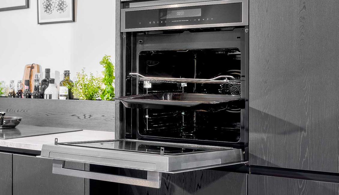 Moderne zwarte keuken met Etna oven