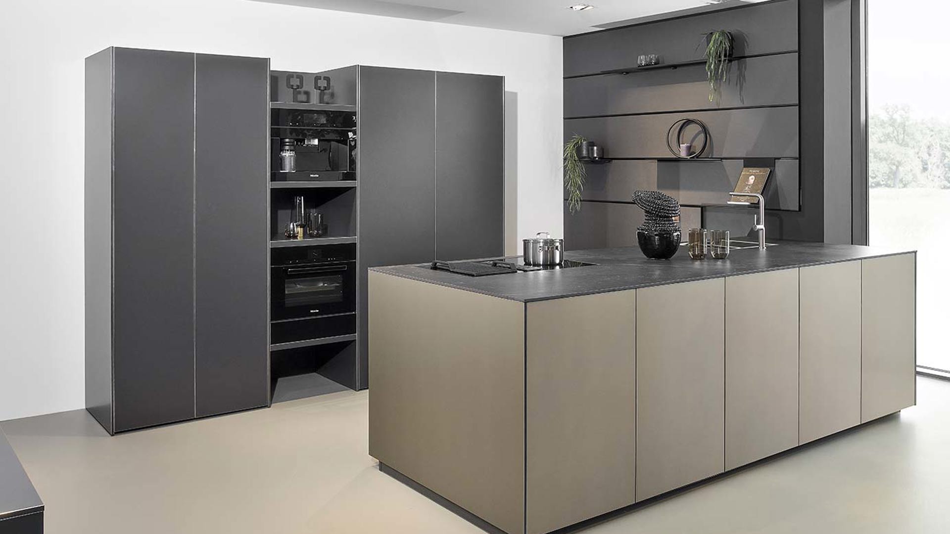 Moderne design keuken met eiland en kastenwand