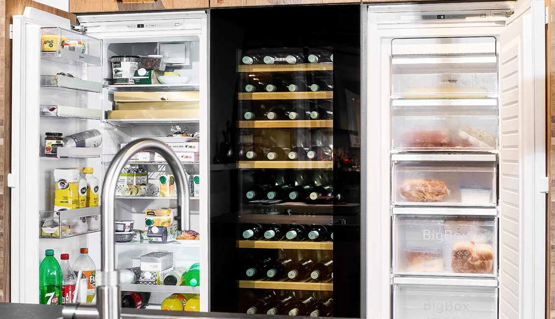 Moderne luxe keuken, koelkast en vriezer