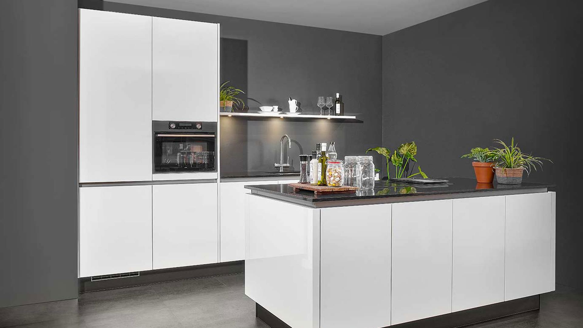 Moderne hoogglans keuken met eiland