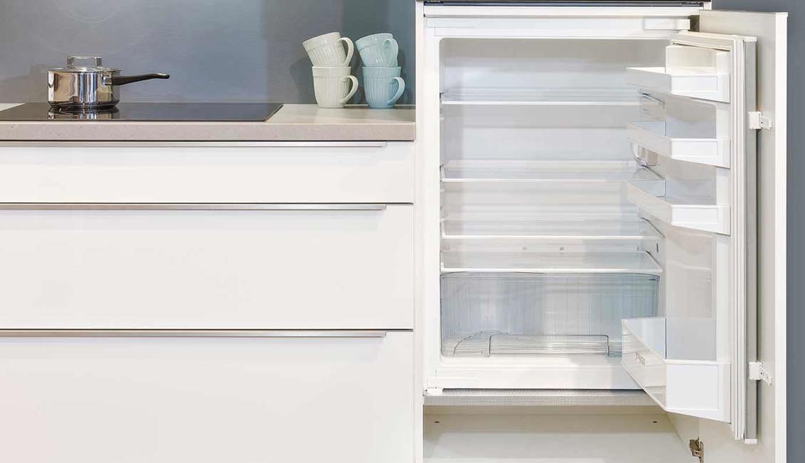 Moderne hoekkeuken met koelkast