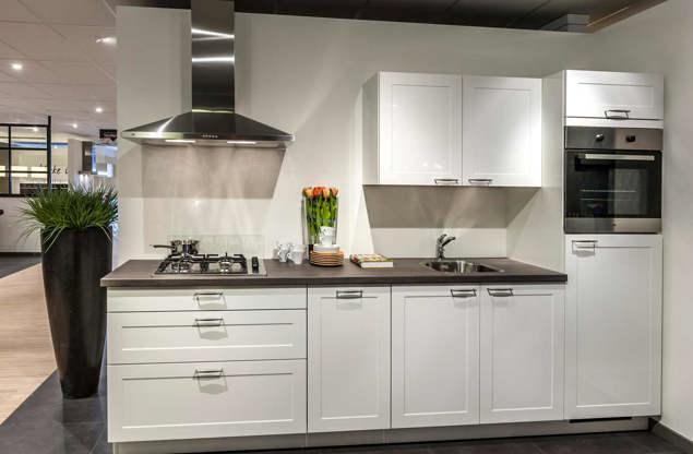 Witte keuken in rechte opstelling