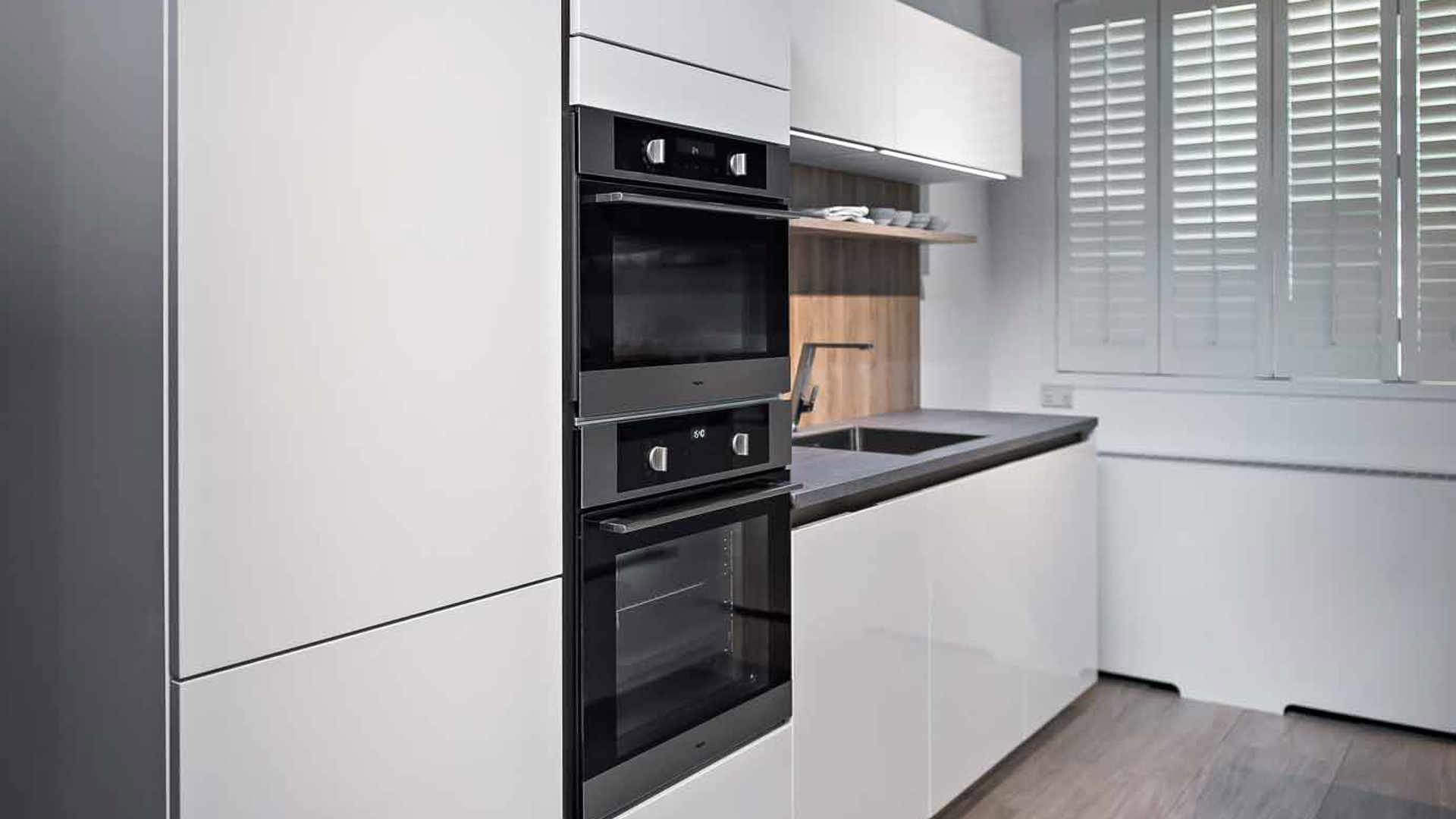Moderne keuken met kookeiland: koelkast