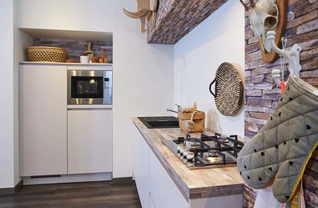 Greeploze keuken met kastenwand - 1