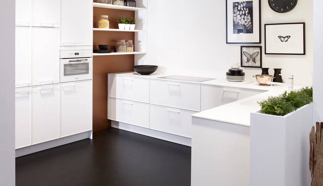 Ton sur Ton design keuken in U-opstelling. Wite keuken met wit werkblad en met Miele apparatuur.
