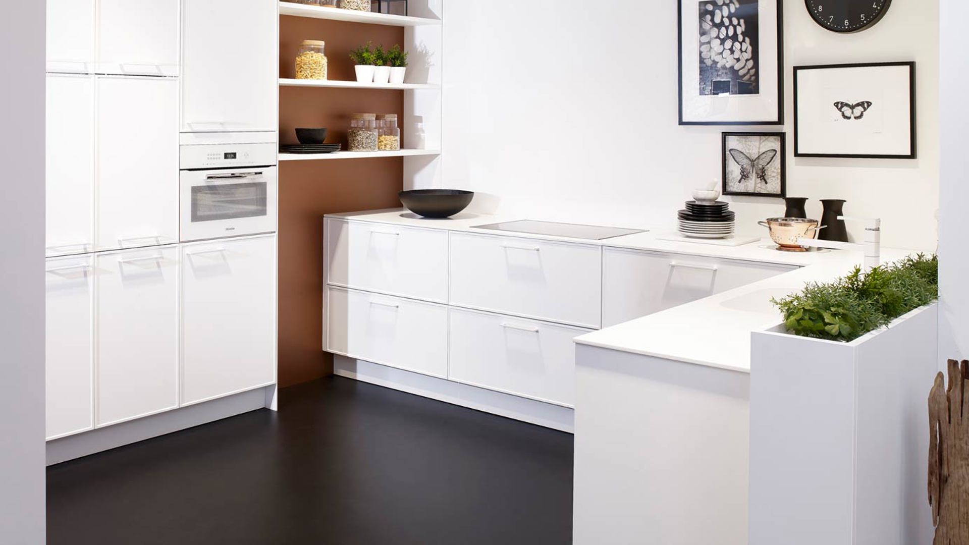 Ton sur Ton design keuken in U-opstelling. Wite keuken met wit werkblad en met Miele apparatuur.