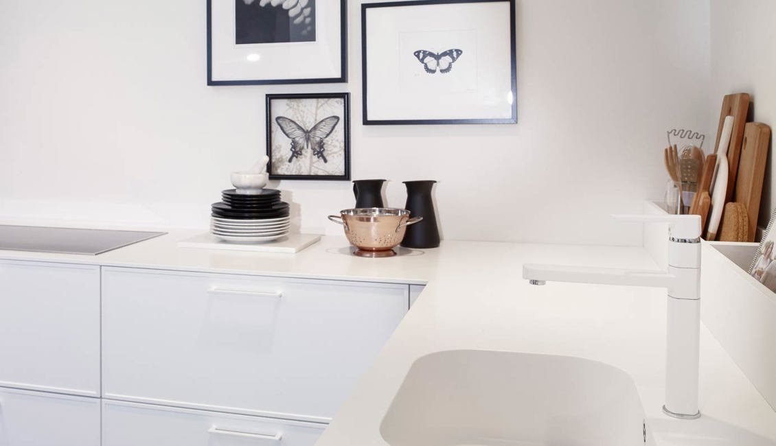 Ton sur Ton design keuken met wit werkblad en Miele apparatuur