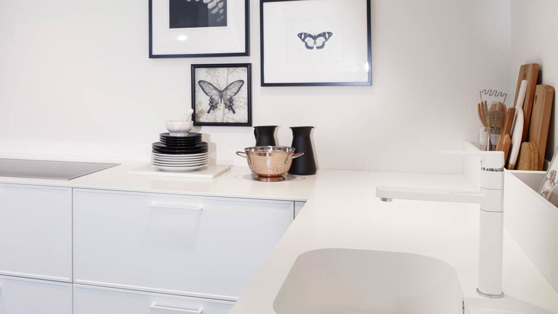 Ton sur Ton design keuken met wit werkblad en Miele apparatuur