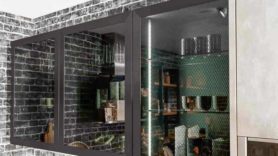 Industriële keuken met zwart factory glas en steenbehang