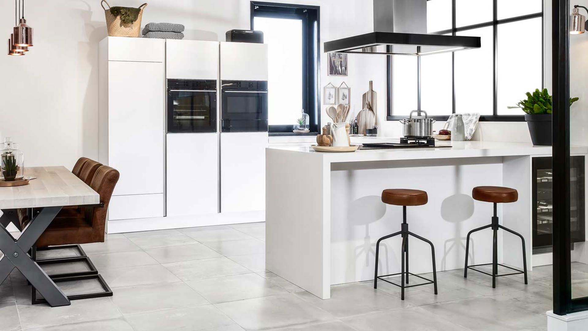 Deze moderne u-keuken is uitgevoerd in de kleur mat wit