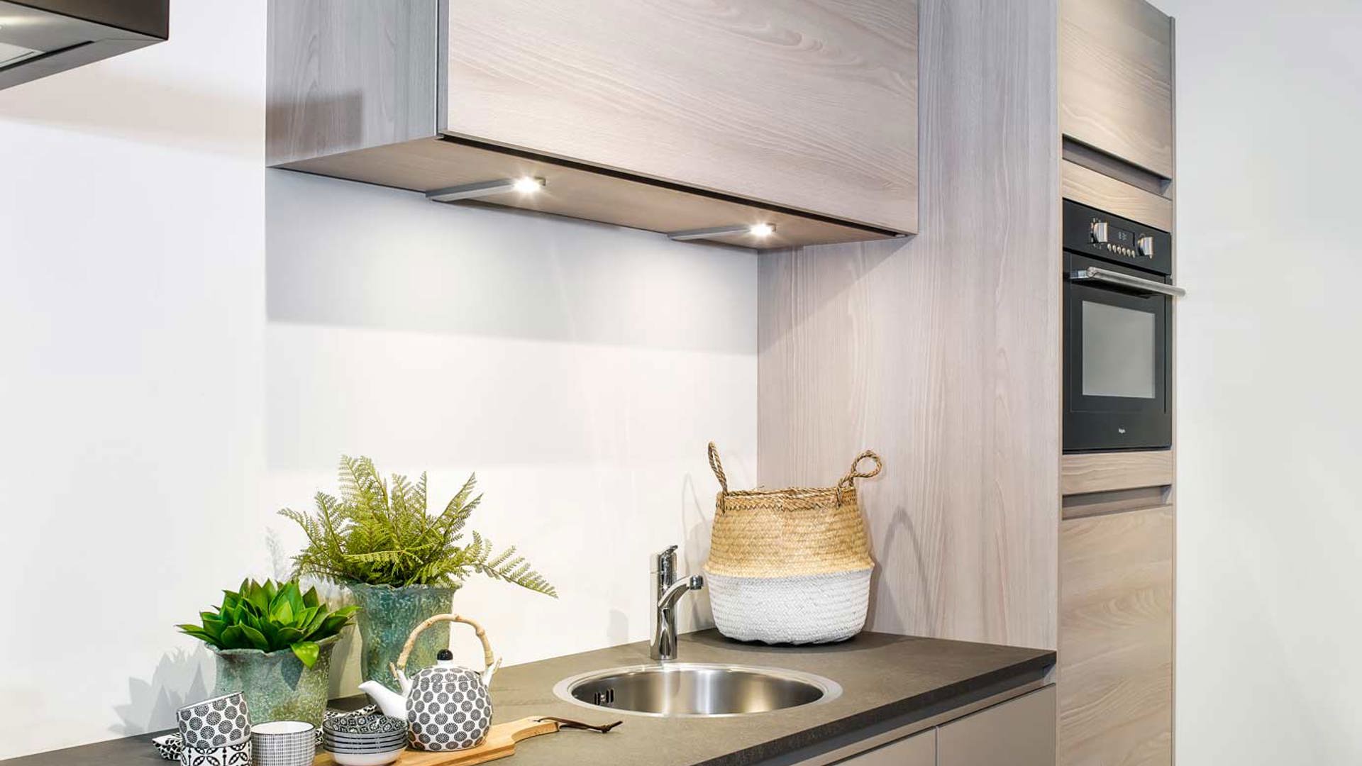 Sloppenwijk Opiaat ontwerp Kleine keuken in moderne stijl. Bekijk foto's en prijzen!