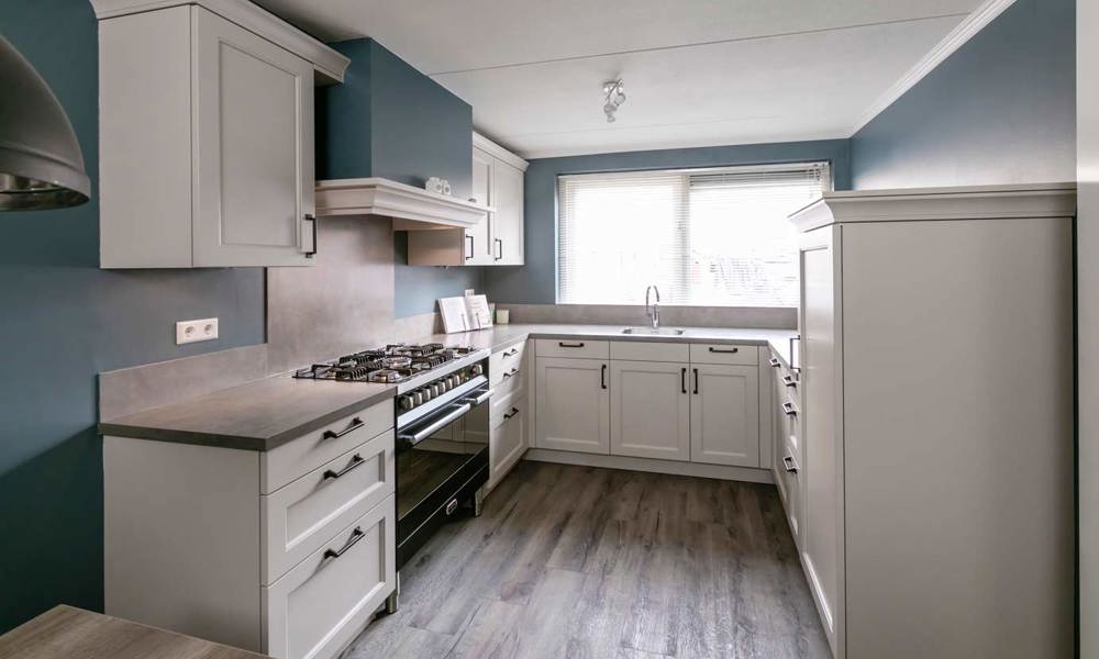 Landelijke U-Keuken Urk, halfhoge kast