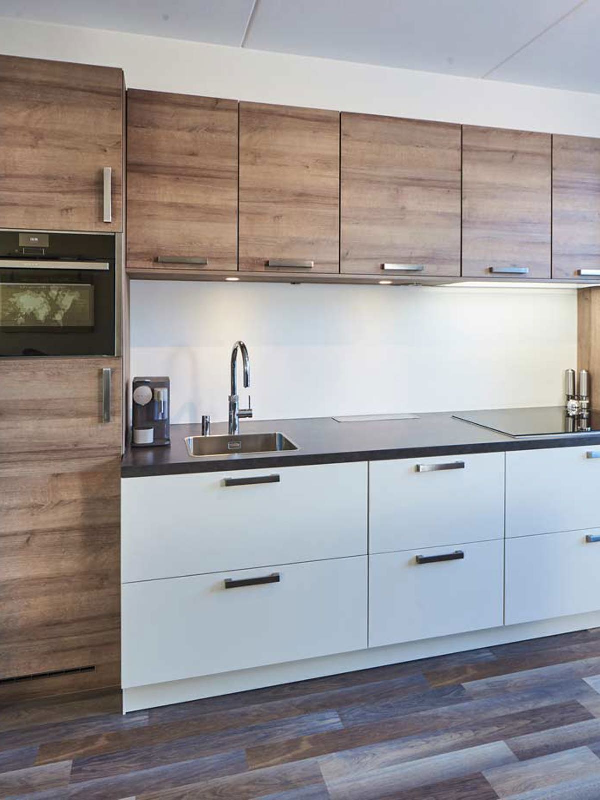 Mooi warm hout met witte fronten Nancy en Harry Vervloet uit Krimpen aan den IJssel