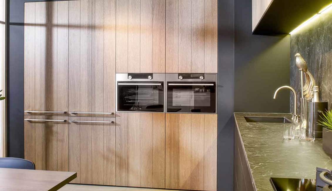 Chique moderne keuken met houten kastenwand voor extra opbergruimte