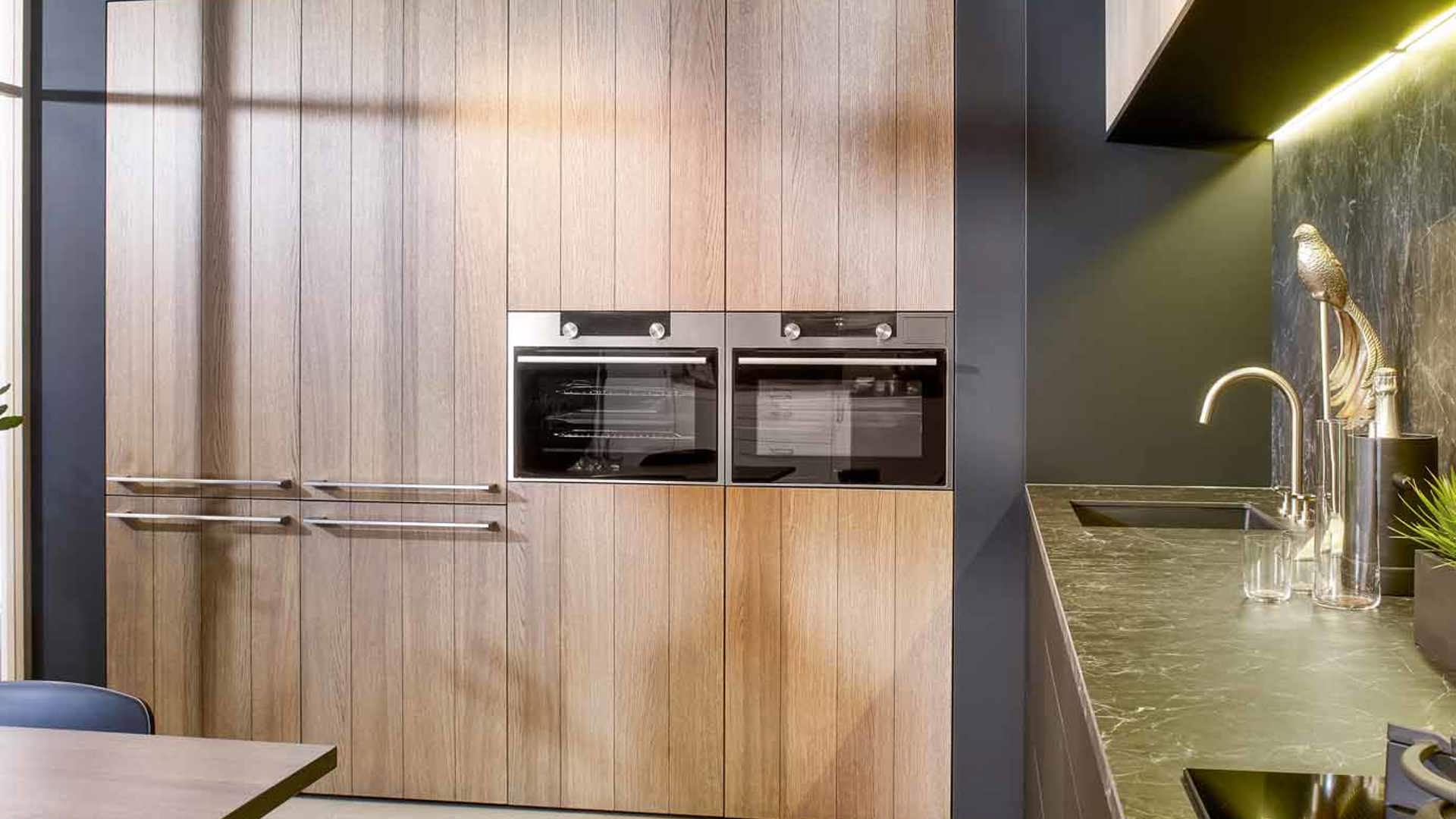 Chique moderne keuken met houten kastenwand voor extra opbergruimte