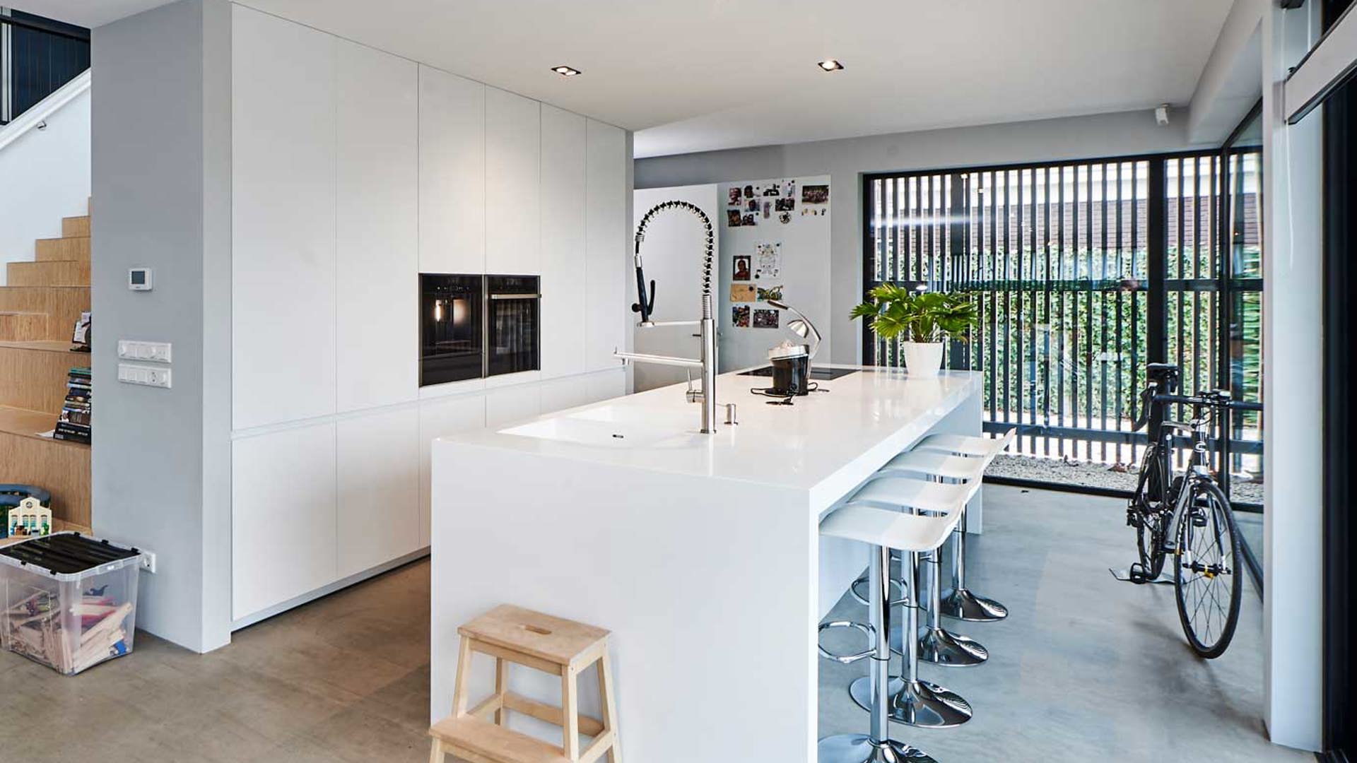 Kolibrie kraam mesh Witte keuken: gevoel van rust en ruimte. Laat u inspireren!
