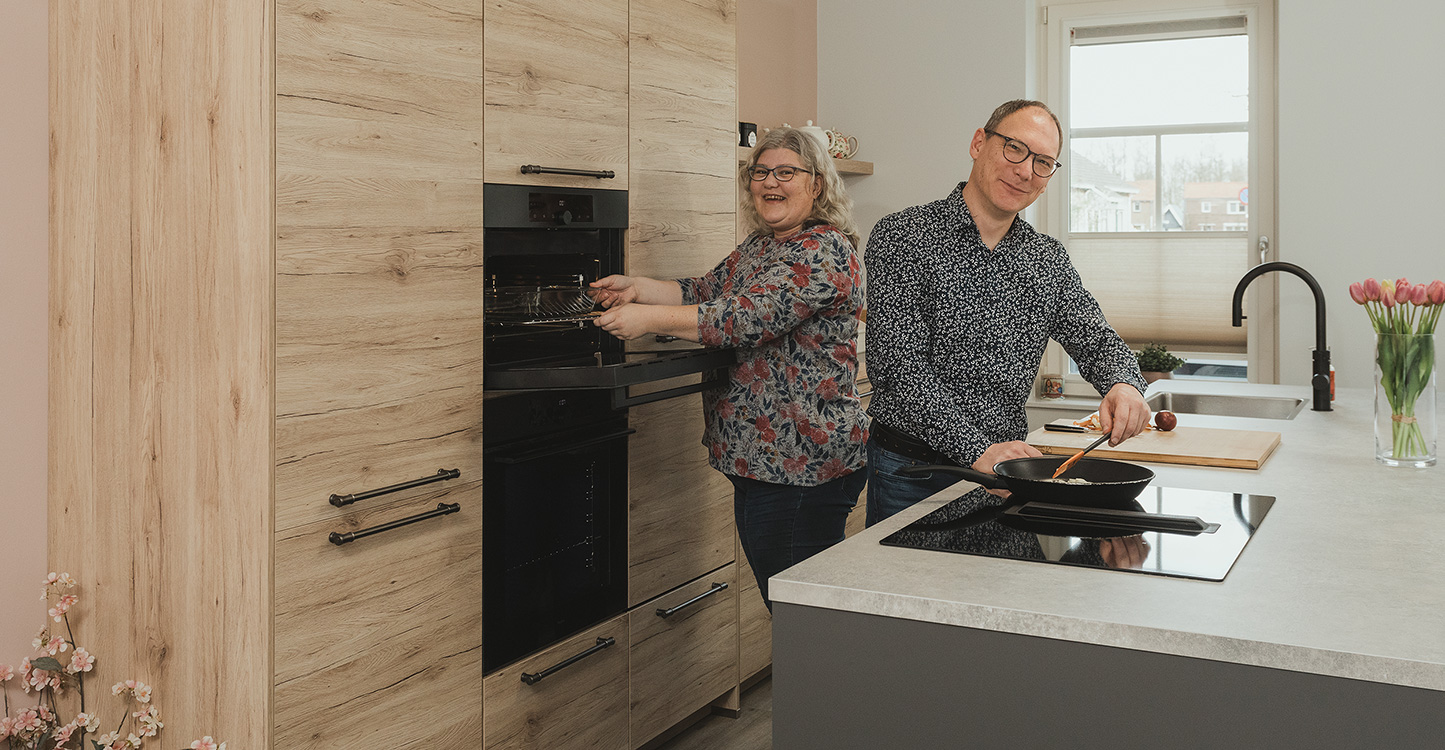 Ingebouwde ovens in houten wandkasten keuken