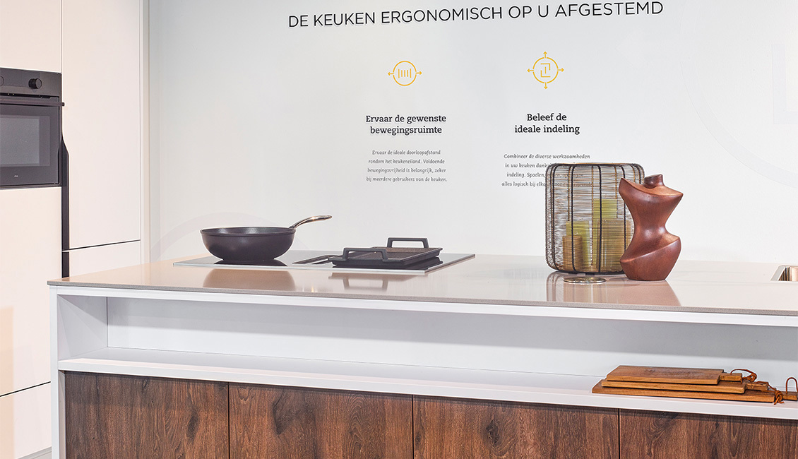 Ergonomische keuken met wit keukeneiland, houten details en een strak ontwerp voor optimale functionaliteit.