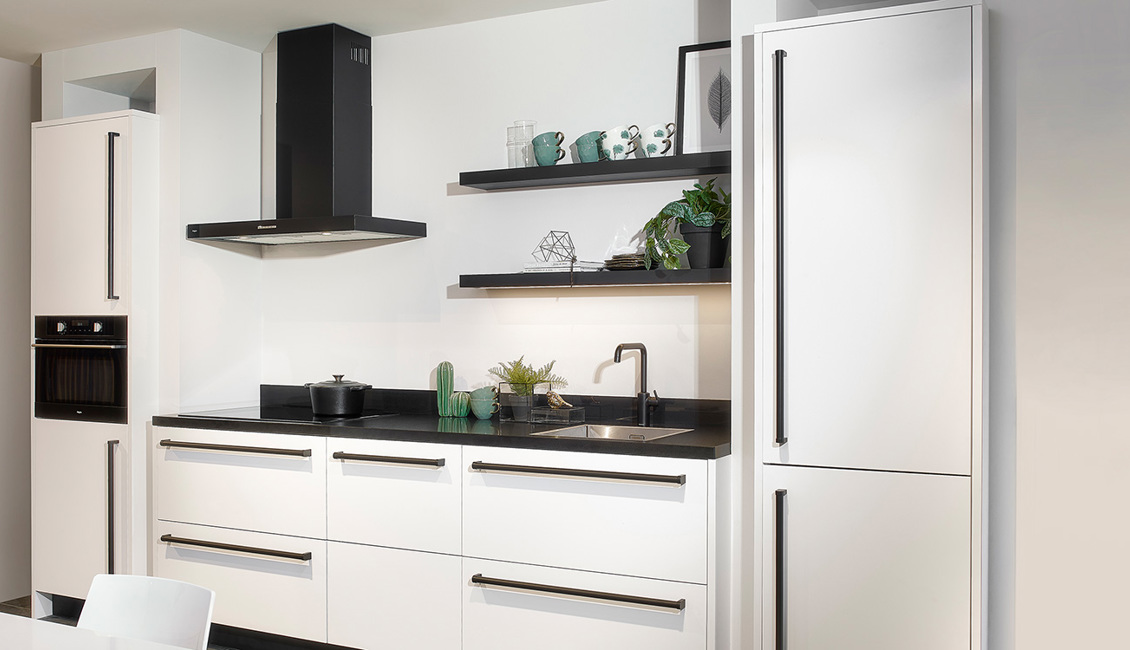 Witte rechte keuken met zwart werkblad