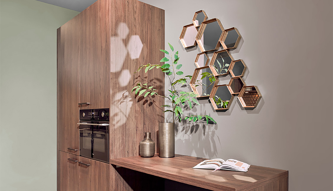 Moderne keuken met houtlook onderkasten, groene bovenkasten en een hexagonale mozaïek achterwand