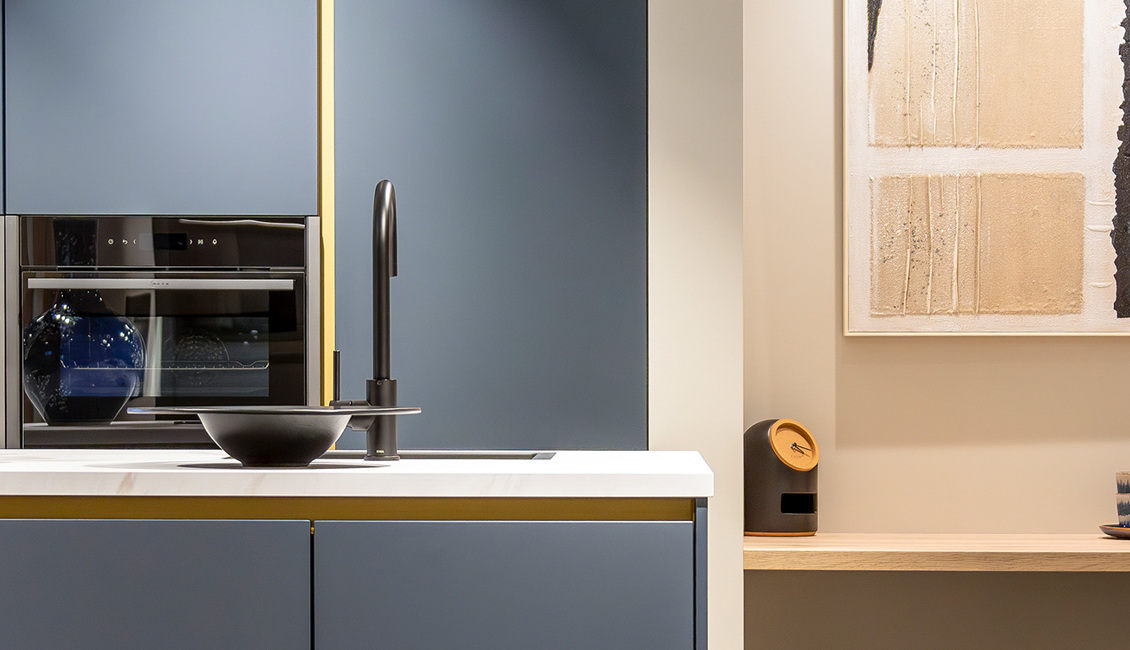 Blauwe luxe keuken met NEFF apparatuur