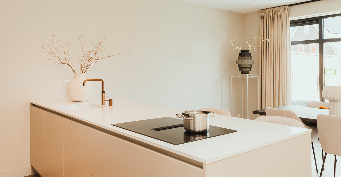 Beige kookeiland met inductiekookplaat en Quooker