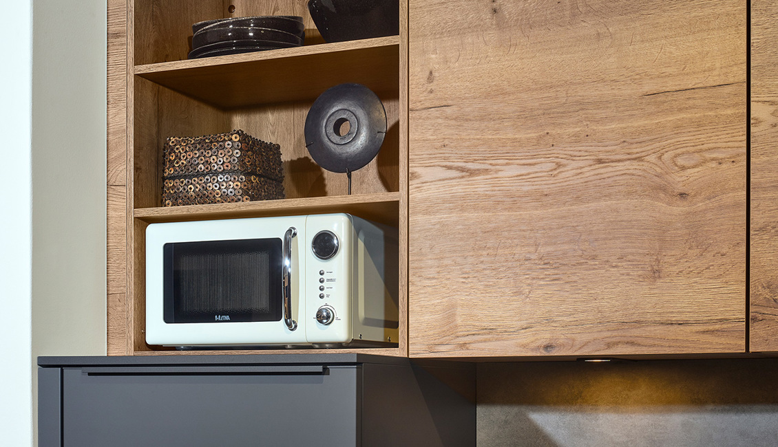 Moderne keuken met houten accenten en bovenkasten