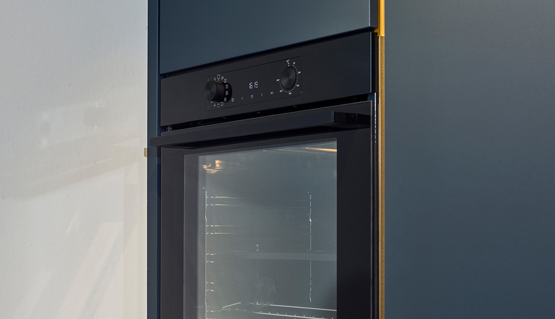 Moderne keuken met ingebouwde oven