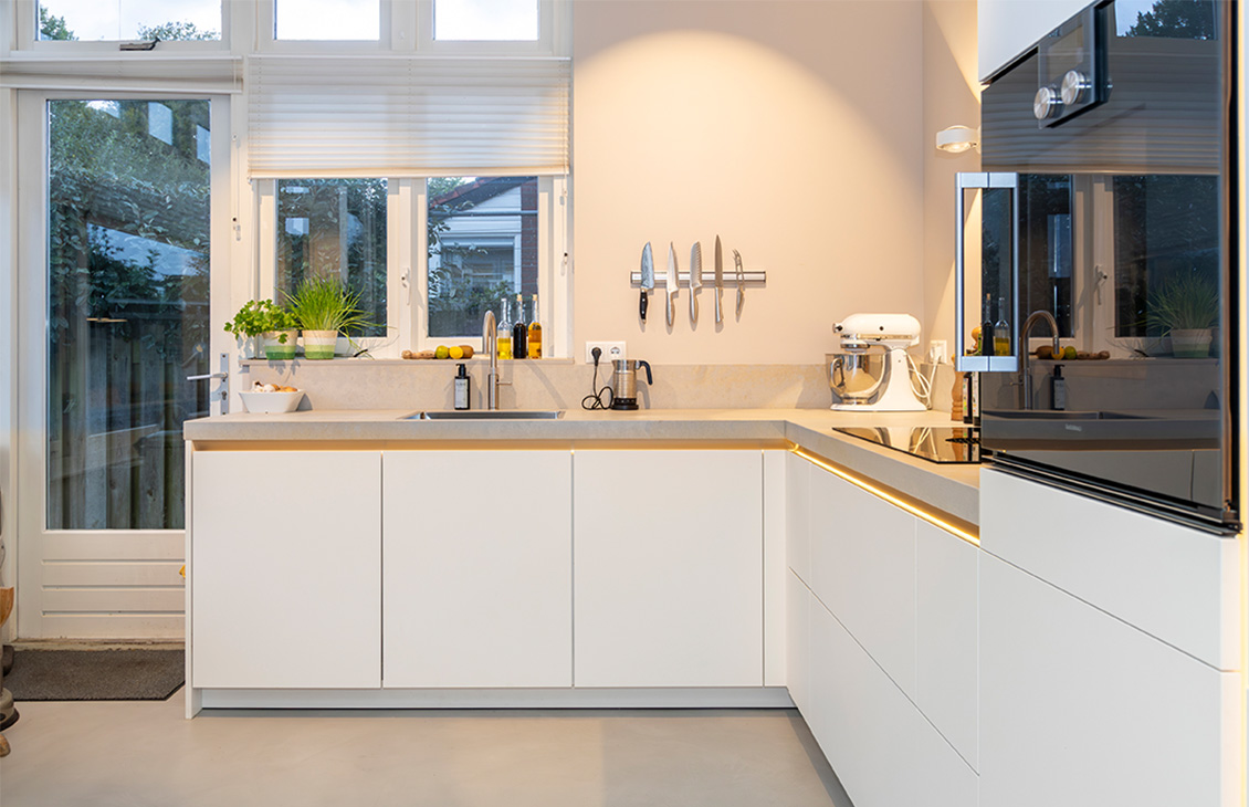 Witte strakke moderne keuken