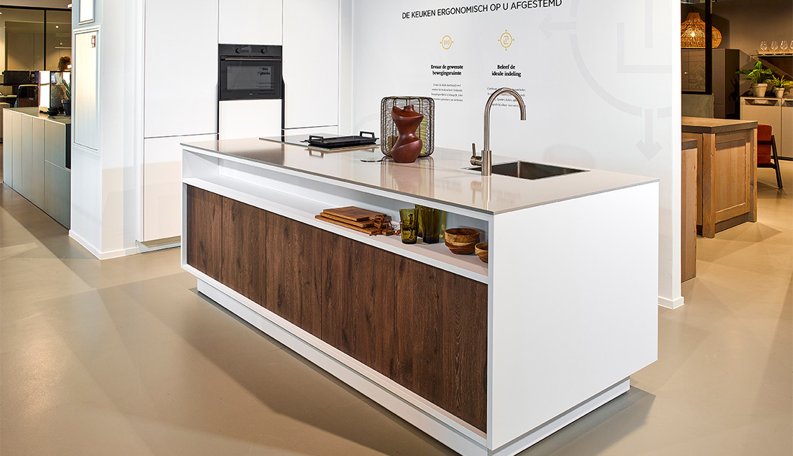 Ergonomische keuken met wit keukeneiland, houten details en een strak ontwerp voor optimale functionaliteit.